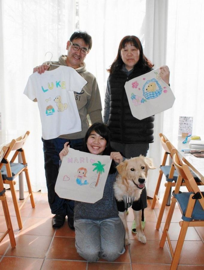 家族が作った手描きTシャツと手描きトートバッグ