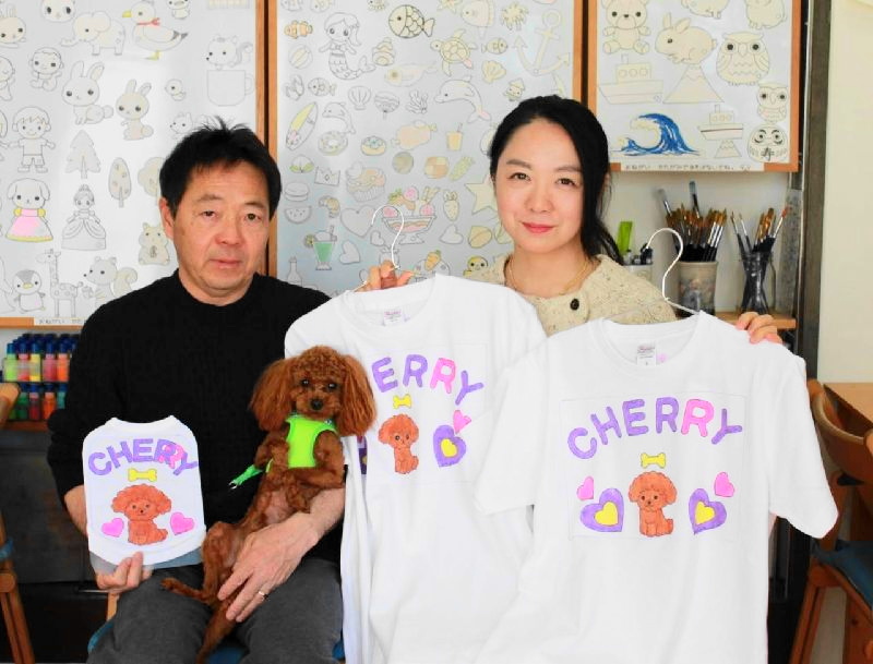 ご夫婦で作られた愛犬とのお揃い手描きTシャツ