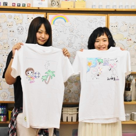 女子二人で作った手描きTシャツ