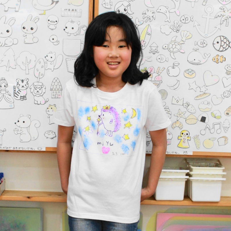 女の子作ったハリネズミの手描きTシャツ