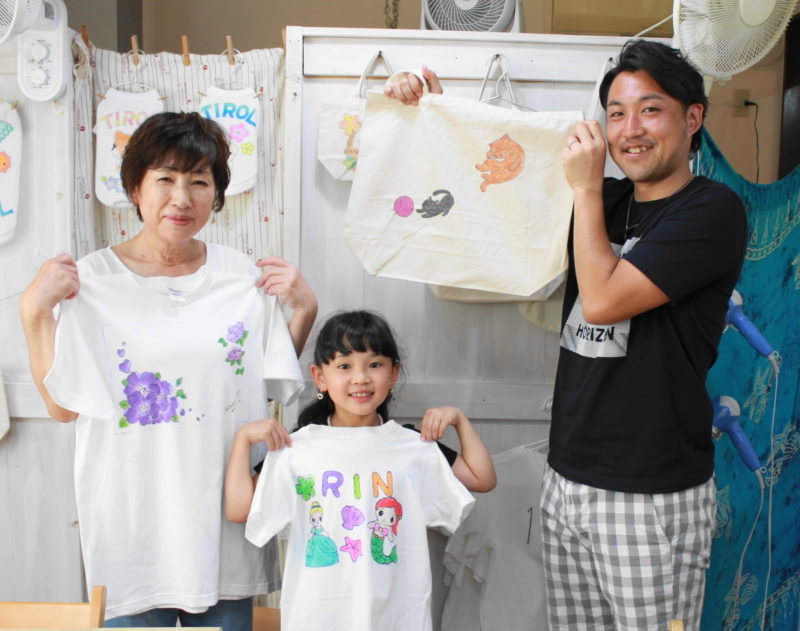 家族で作った手描きTシャツと手描きトートバッグ