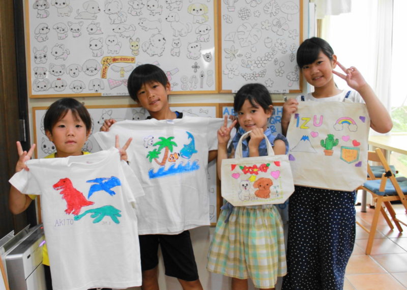 子供たちが作った手描きTシャツと手描きトートバッグ