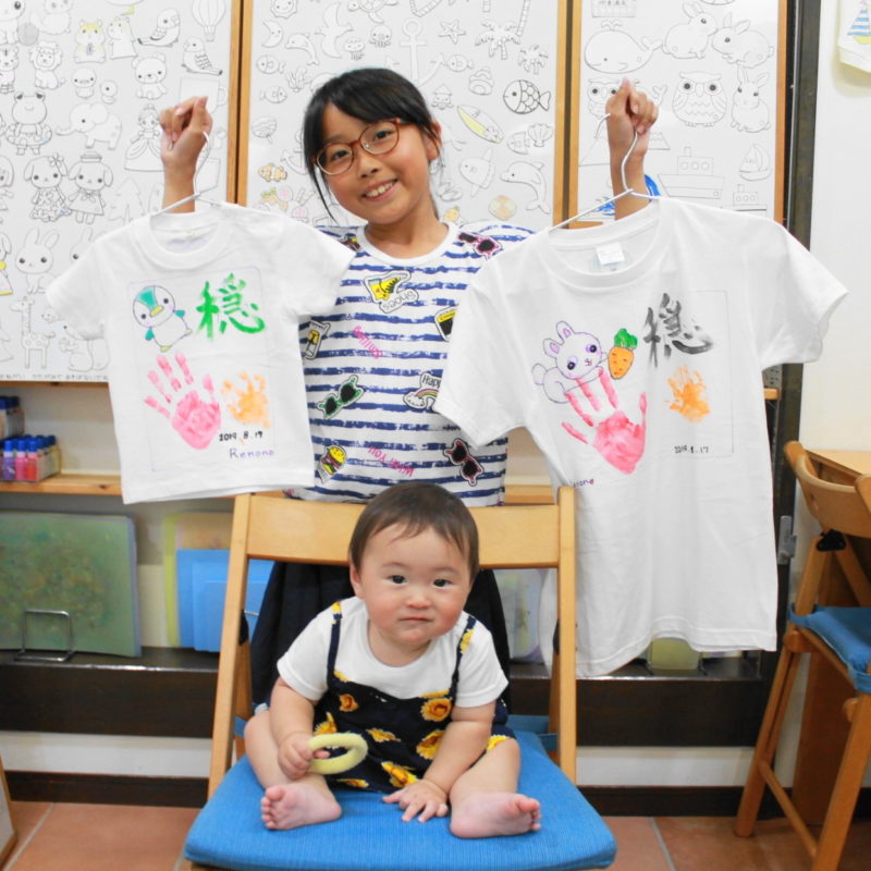 子供たちの手形で作った手描きTシャツたち