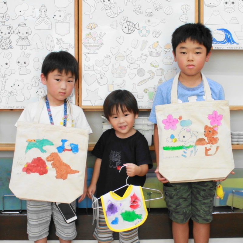 子供たちが作った手描きトートバッグと手描きスタイ